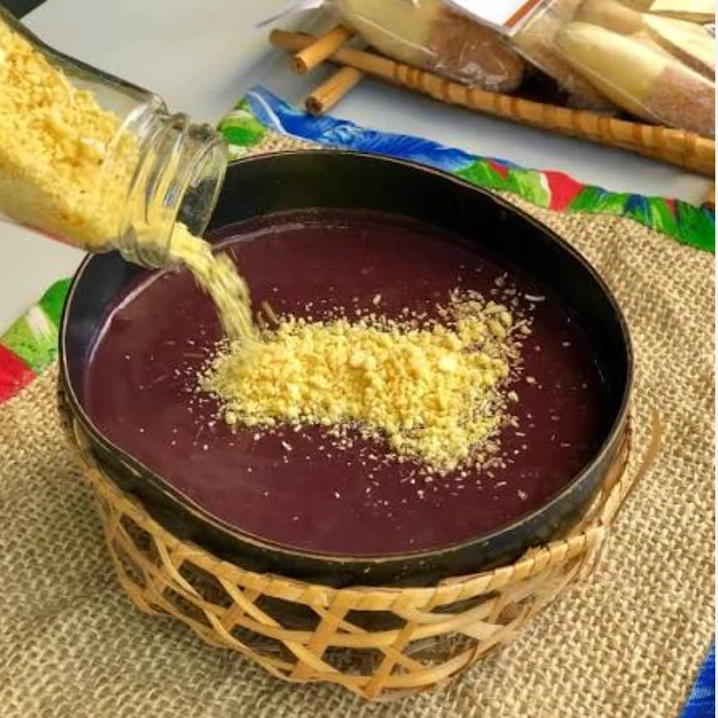 Bowl of açaí in Belém being topped with cassava flour