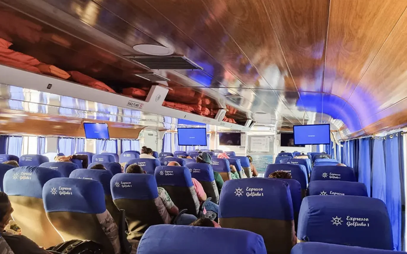Interior de la embarcación que realiza la travesía a Marajó
