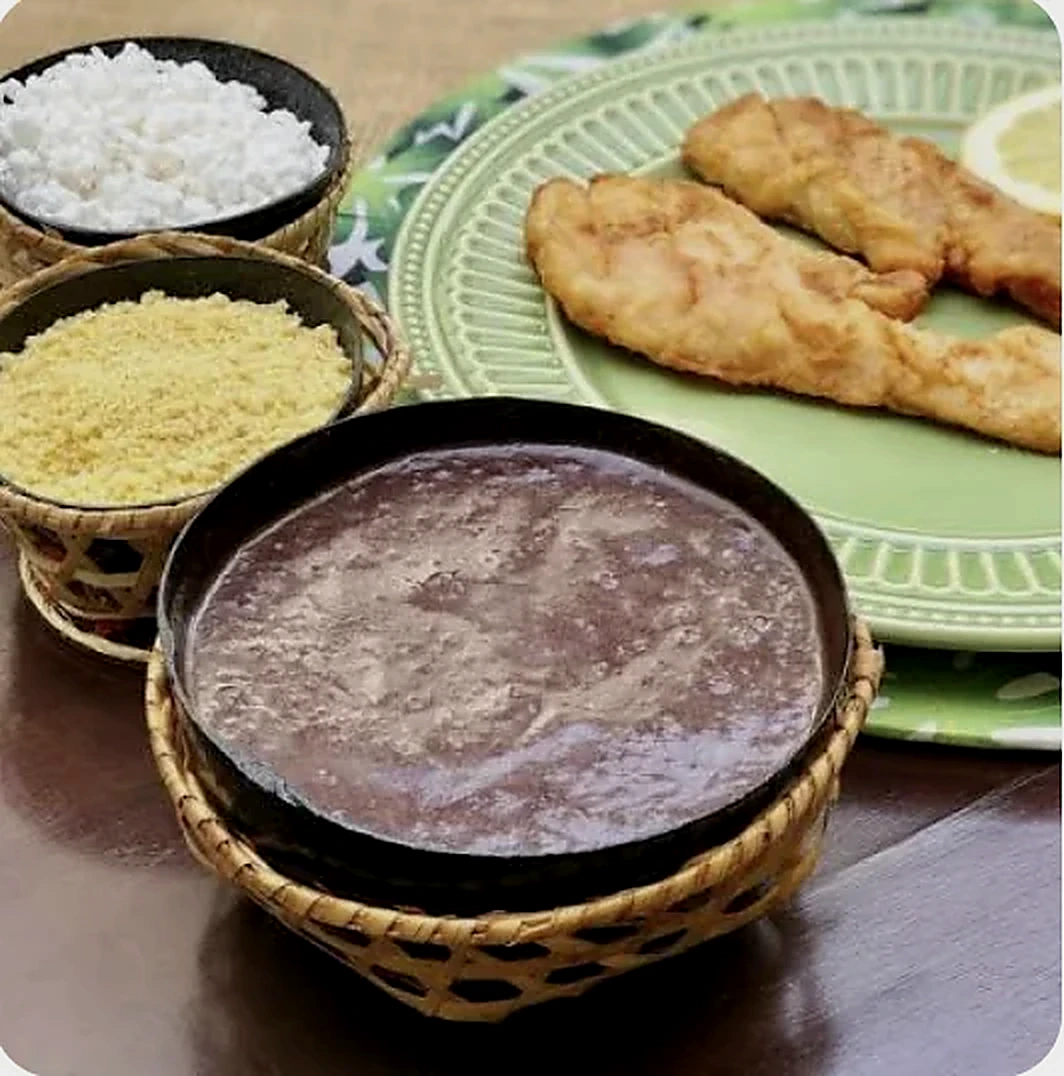 Açaí al estilo paraense acompañado de pescado y harina de mandioca