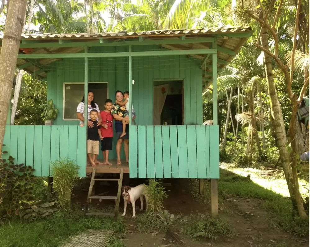 Familia en una comunidad ribereña de Pará