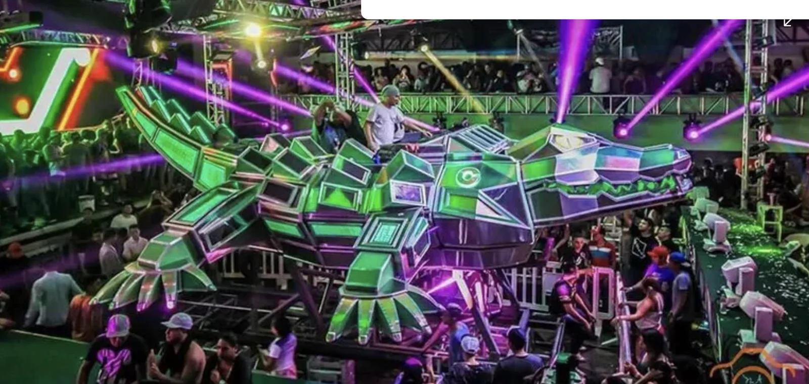 Equipo de sonido de tecnobrega iluminado en una fiesta de Pará