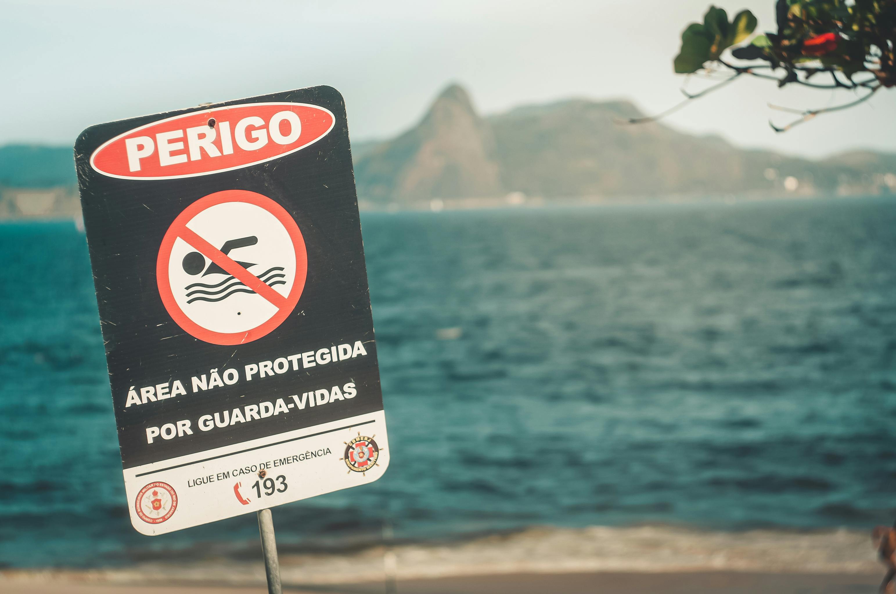 Viajante em mirante no Rio de Janeiro olhando a cidade do alto