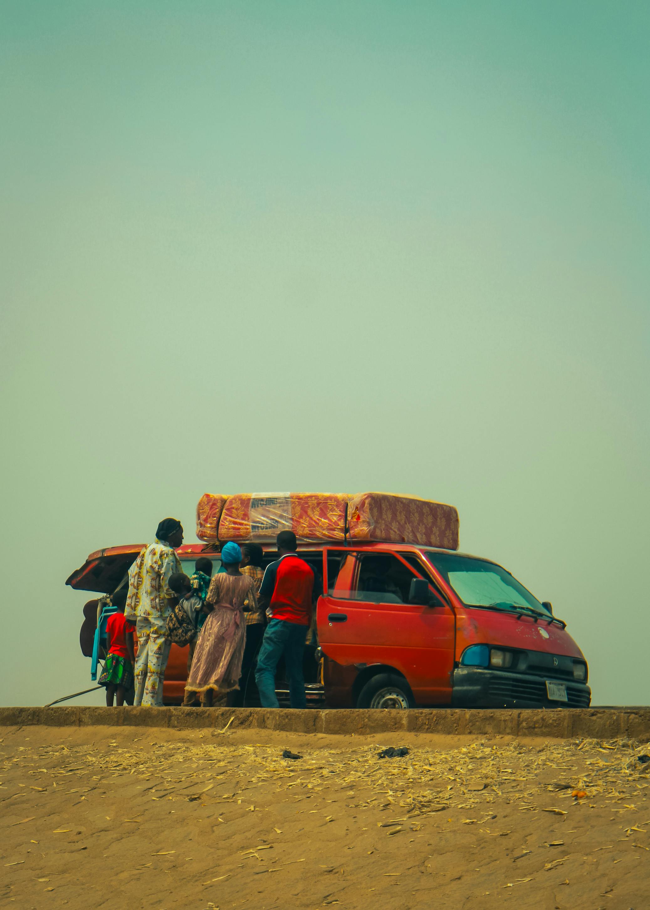 Sala de embarque com vista para aeronaves